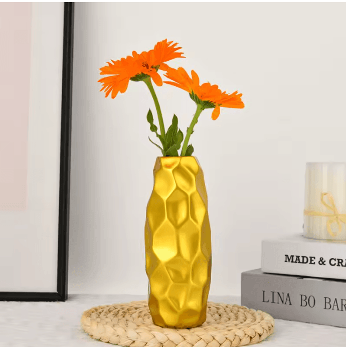 Vase décoratif abstrait moderne en résine or vue 4